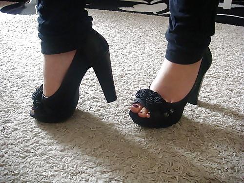 25P Legs, high heels, lots of photos