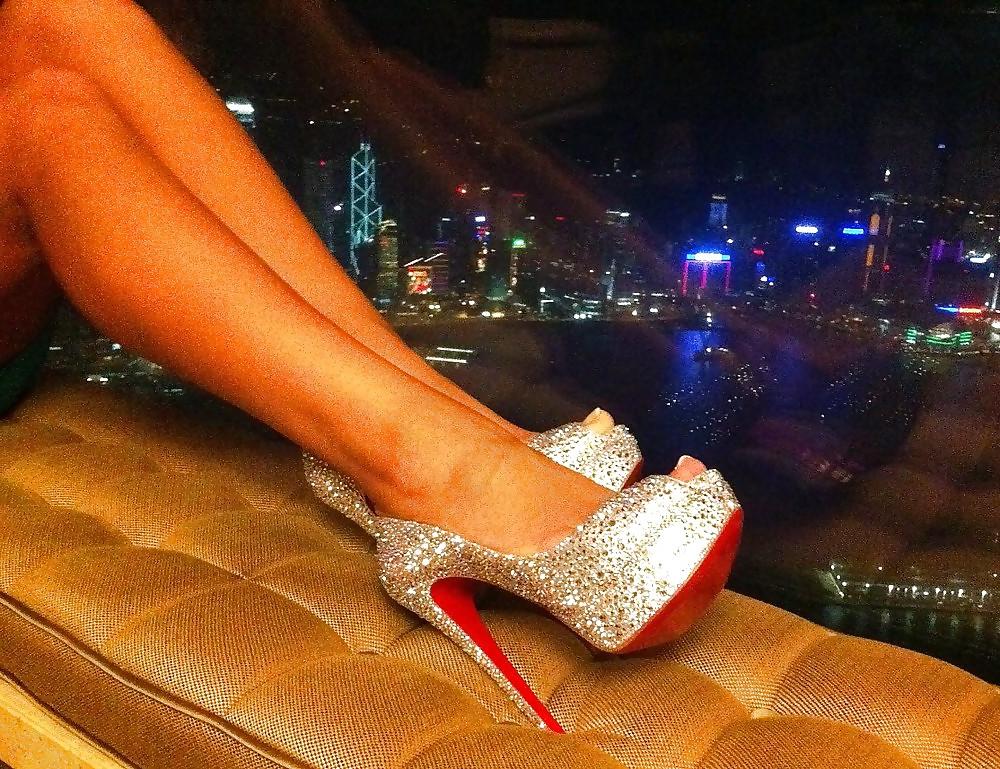 25P Legs, high heels, lots of photos
