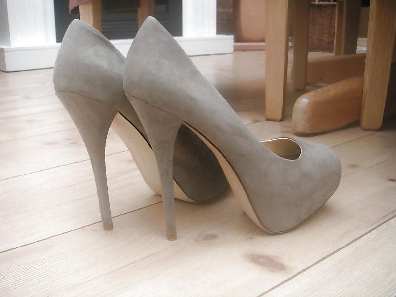 25P Legs, high heels, lots of photos