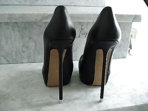 25P Legs, high heels, lots of photos