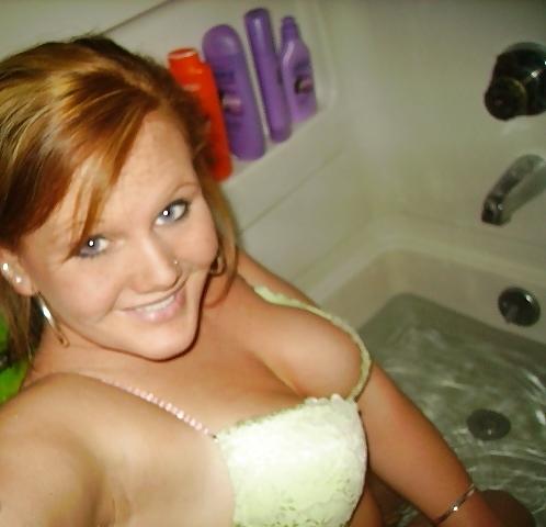 20P Nice Bubble Butt Redhead