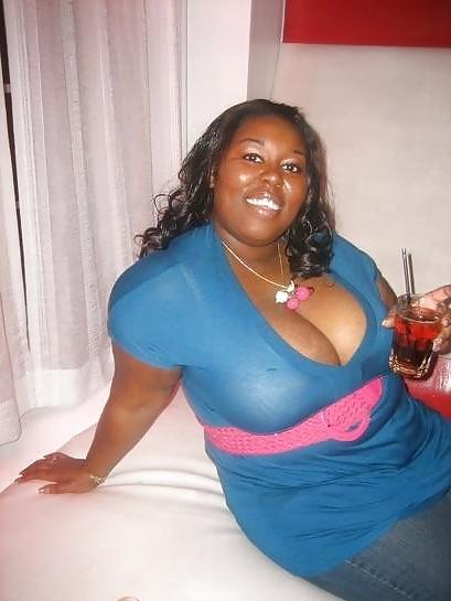 25P Ebony Cleavage