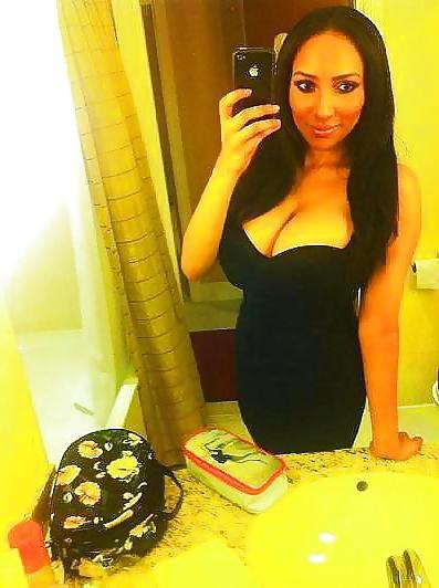 25P Ebony Cleavage
