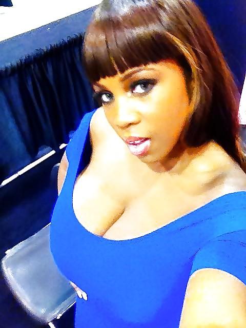 25P Ebony Cleavage
