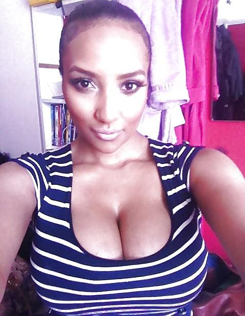 25P Ebony Cleavage