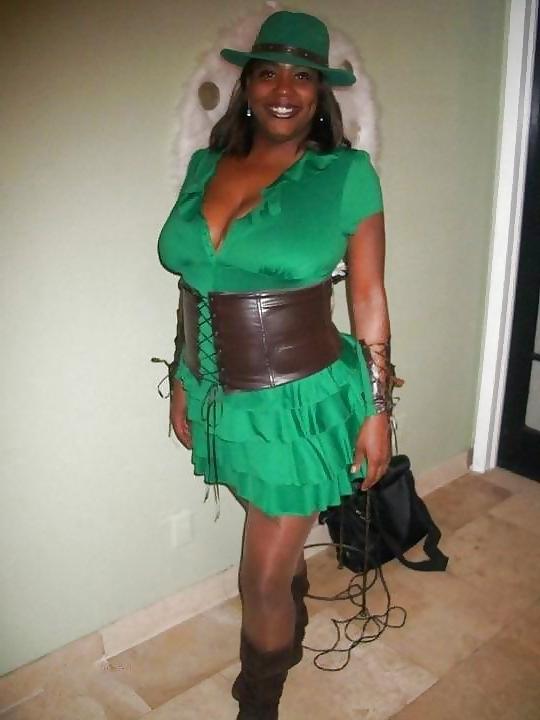 25P Ebony Cleavage