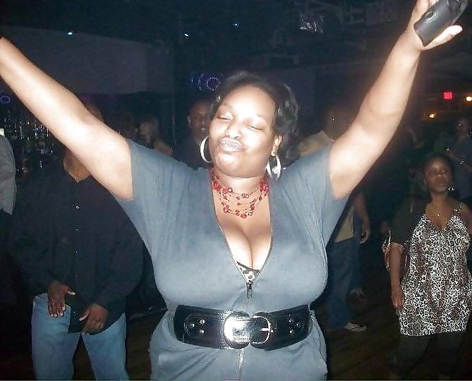 25P Ebony Cleavage