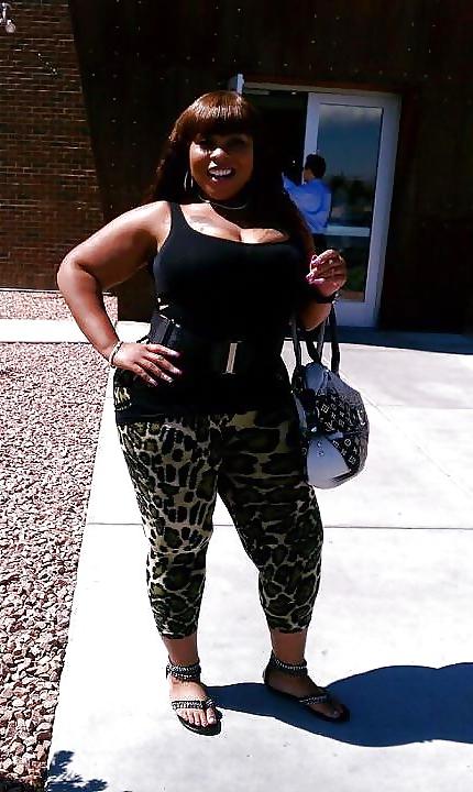 25P Ebony Cleavage