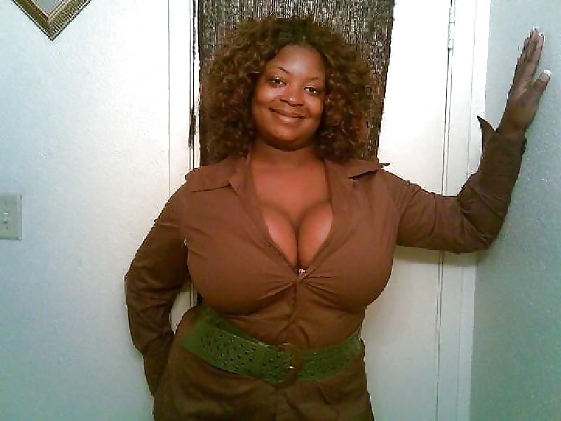 25P Ebony Cleavage