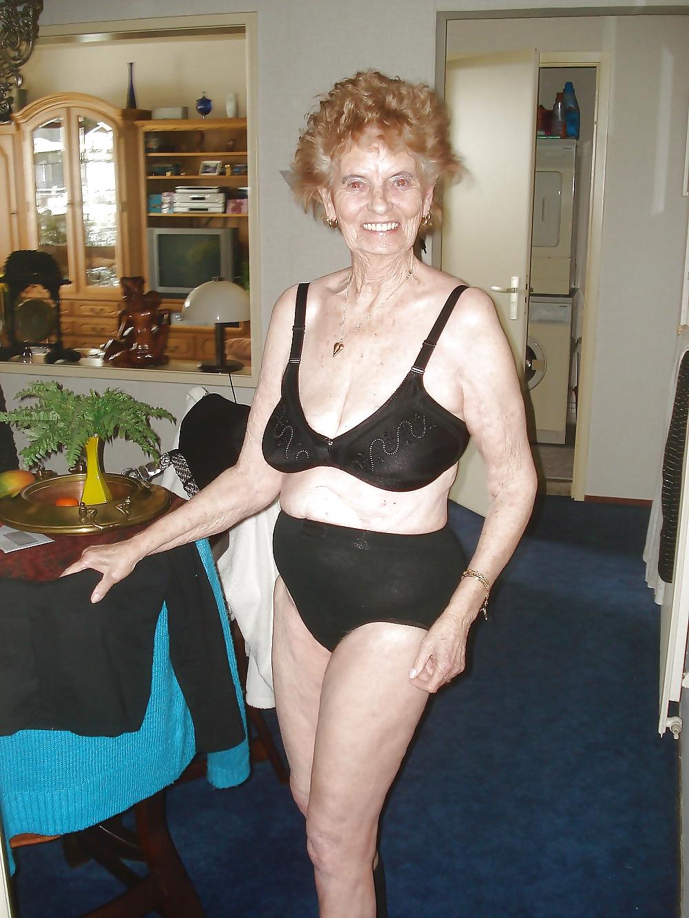20P BEAUTIFUL GRANNY ( 80 YEARS )
