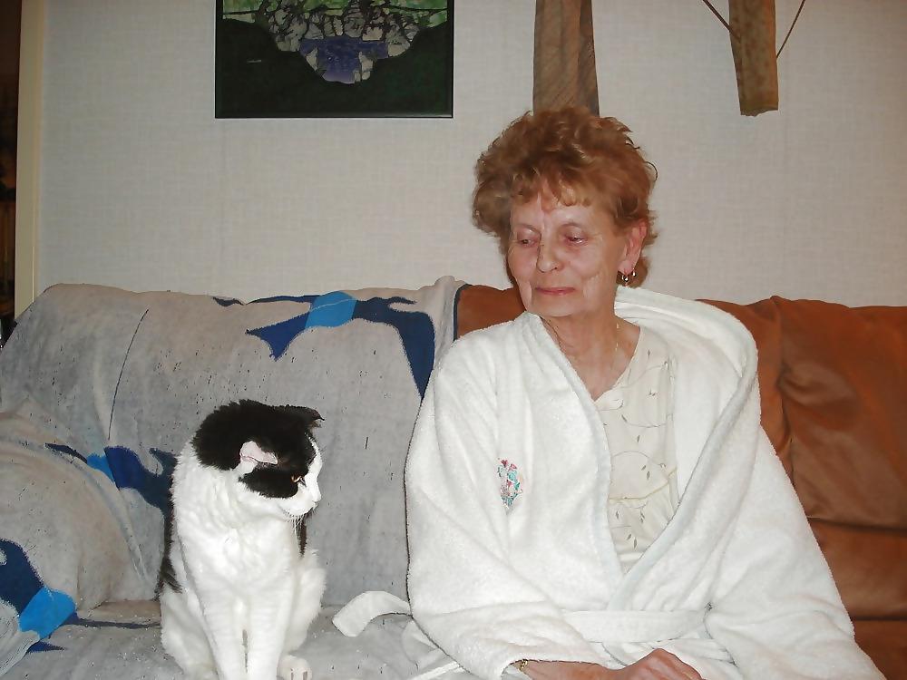 20P BEAUTIFUL GRANNY ( 80 YEARS )