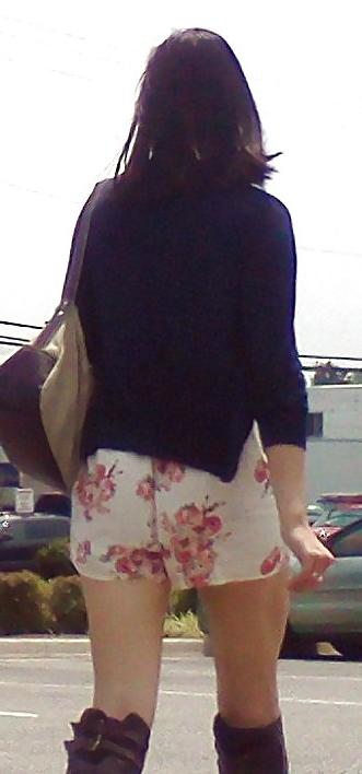25P Itrbu's Sneaky Non-Nude Public Voyer Pix VOL1: Ass & Legs