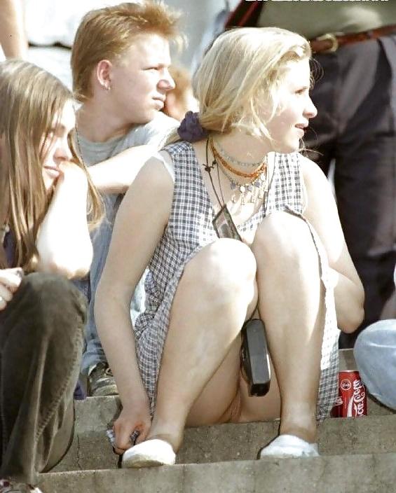25P Upskirt - no panties