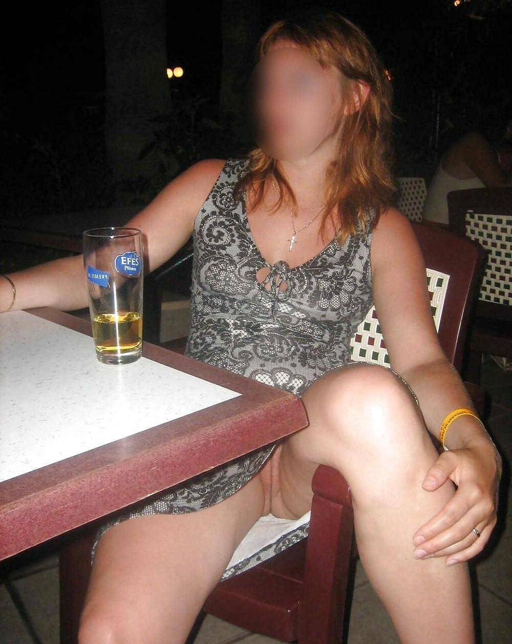 25P Upskirt - no panties