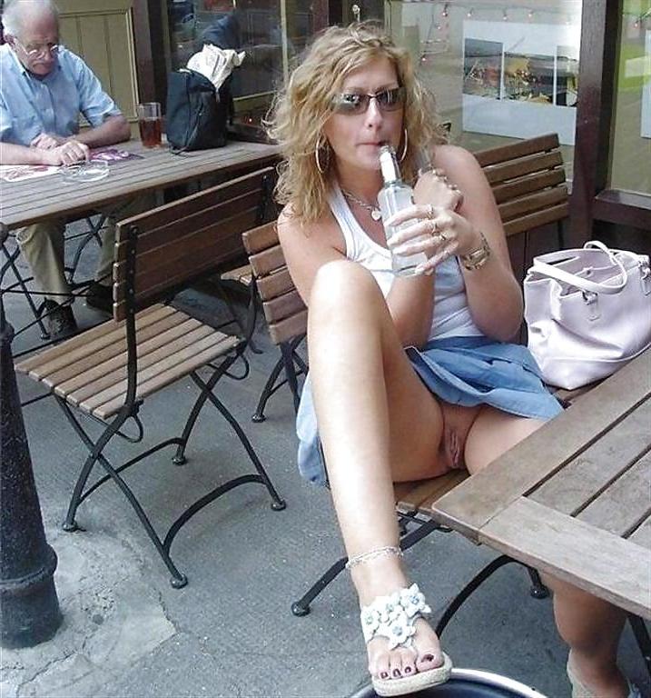 25P Upskirt - no panties