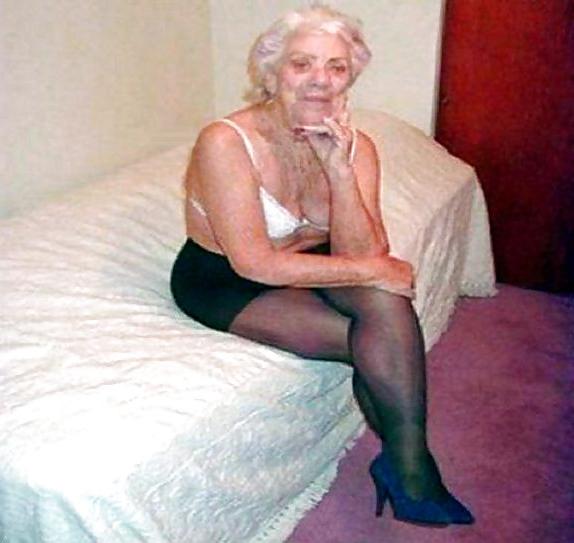 23P 80-jährige Oma Marge bekommt einen jungen harten Schwanz ...