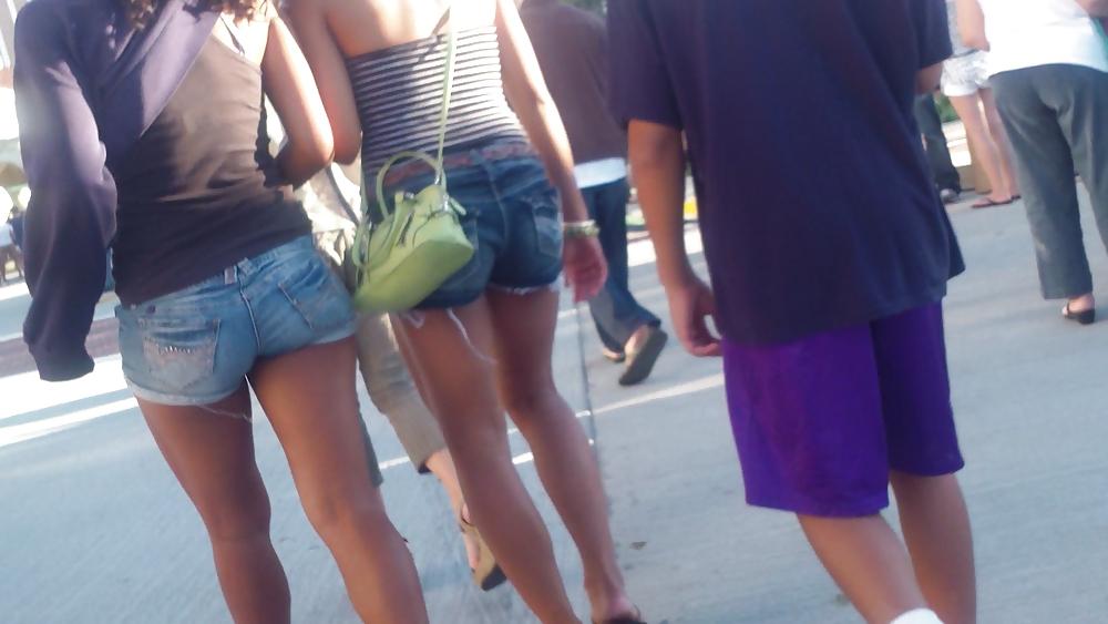 25P Amazing girls ass & butt in jean shorts
