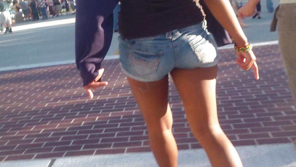 25P Amazing girls ass & butt in jean shorts