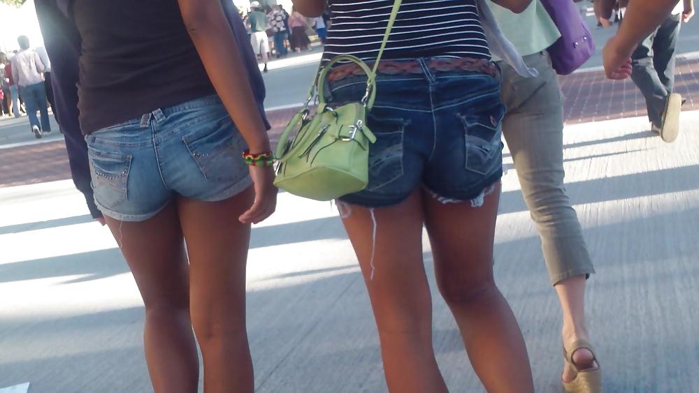 25P Amazing girls ass & butt in jean shorts