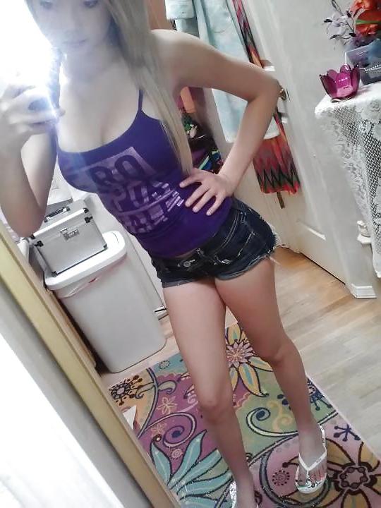 25P Les jeunes salopes ( nonnude )