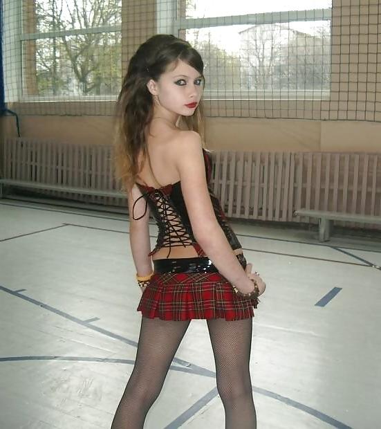 25P Les jeunes salopes ( nonnude )