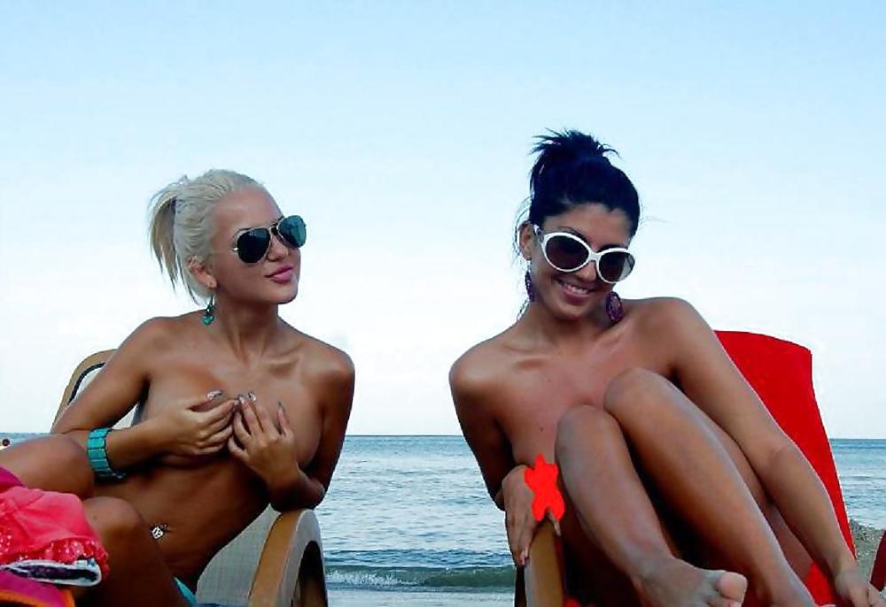 14P Topless Romanian girl: Roxana