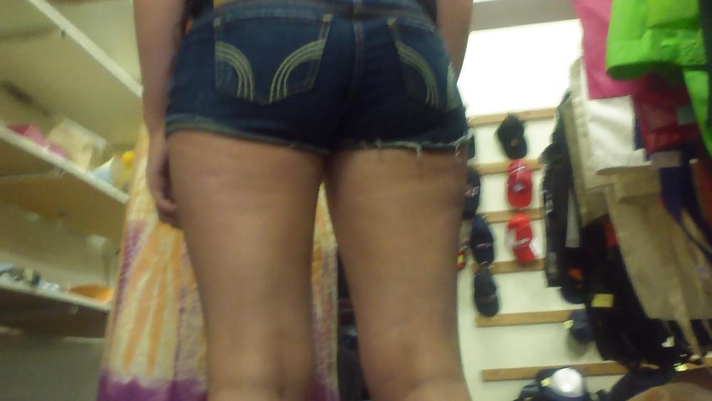 25P Following a nice big butt & ass in jeans shorts