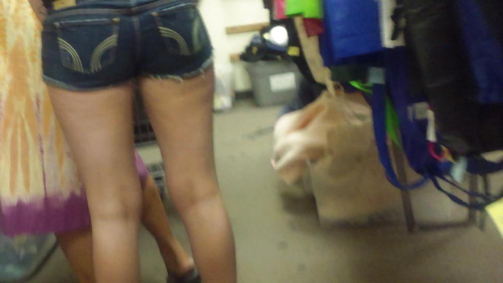 25P Following a nice big butt & ass in jeans shorts