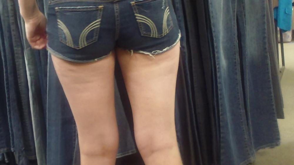 25P Following a nice big butt & ass in jeans shorts