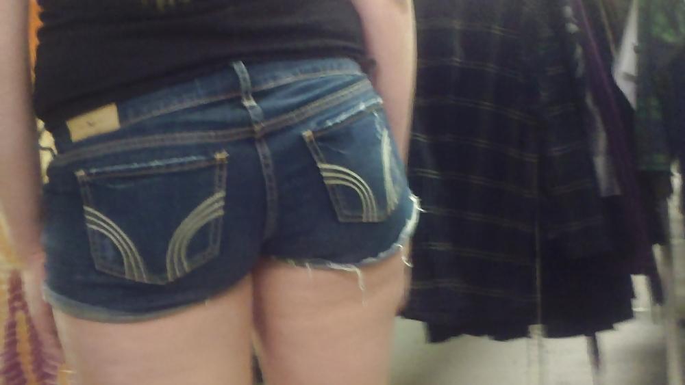 25P Following a nice big butt & ass in jeans shorts