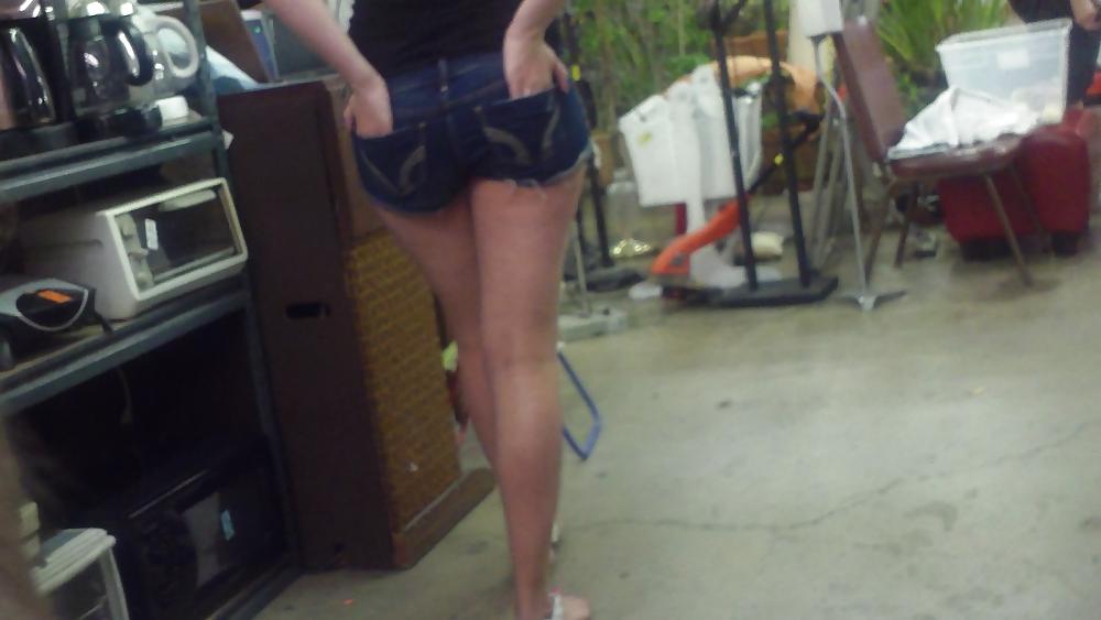 25P Following a nice big butt & ass in jeans shorts