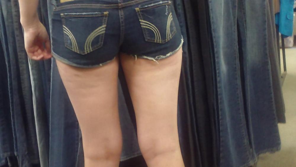 25P Following a nice big butt & ass in jeans shorts