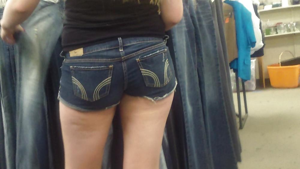 25P Following a nice big butt & ass in jeans shorts