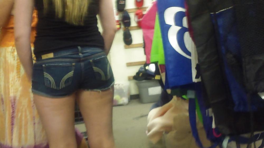 25P Following a nice big butt & ass in jeans shorts