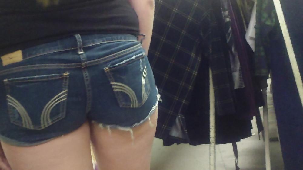 25P Following a nice big butt & ass in jeans shorts