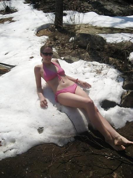 20P NON-NUDE girls around the water.