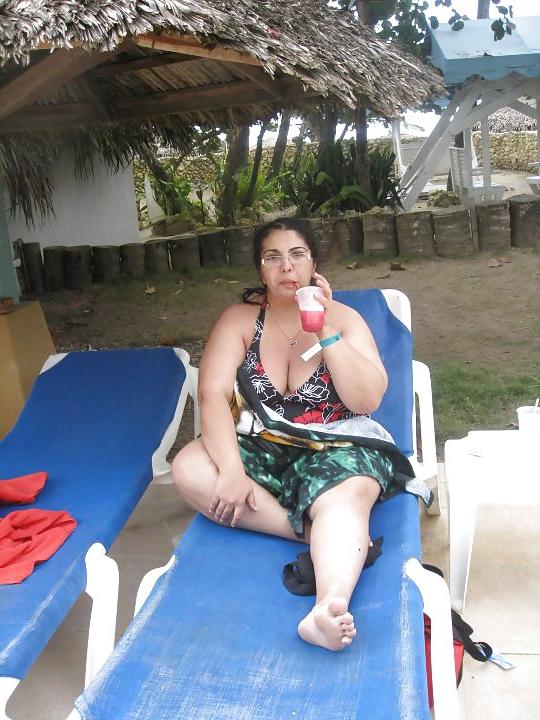 20P NON-NUDE girls around the water.