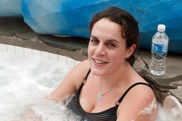 20P NON-NUDE girls around the water.