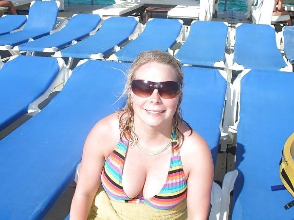 20P NON-NUDE girls around the water.