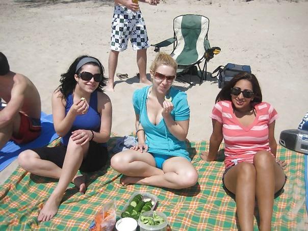 20P NON-NUDE girls around the water.