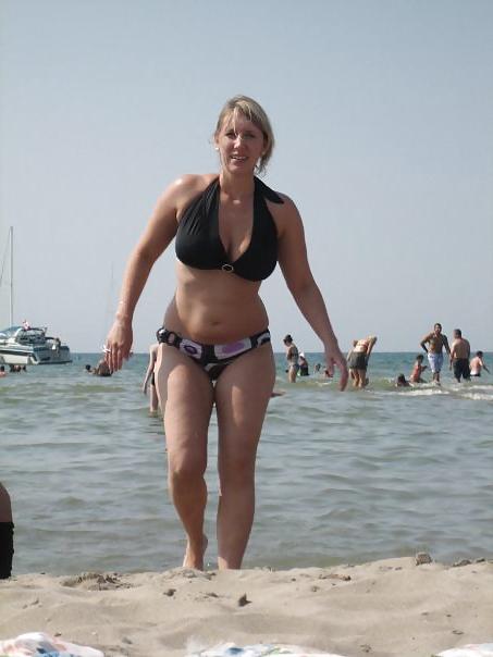 20P NON-NUDE girls around the water.