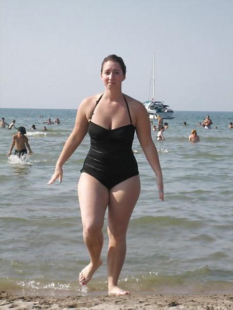 20P NON-NUDE girls around the water.