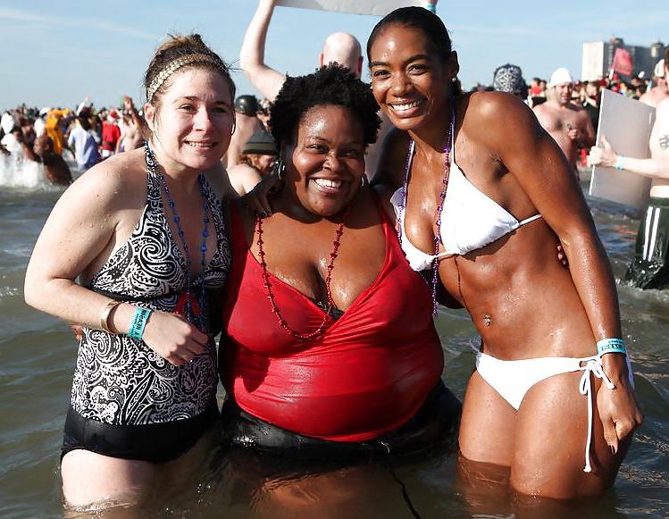 25P NON-NUDE girls around the water 3