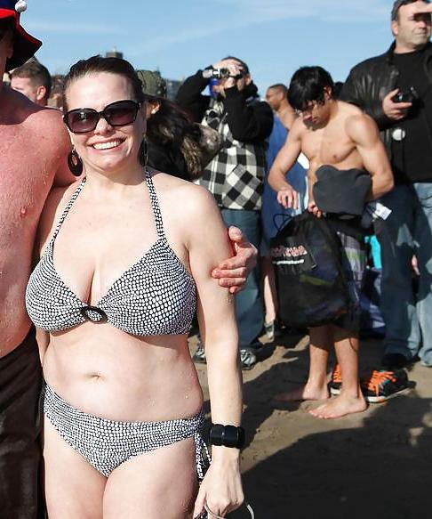 25P NON-NUDE girls around the water 3