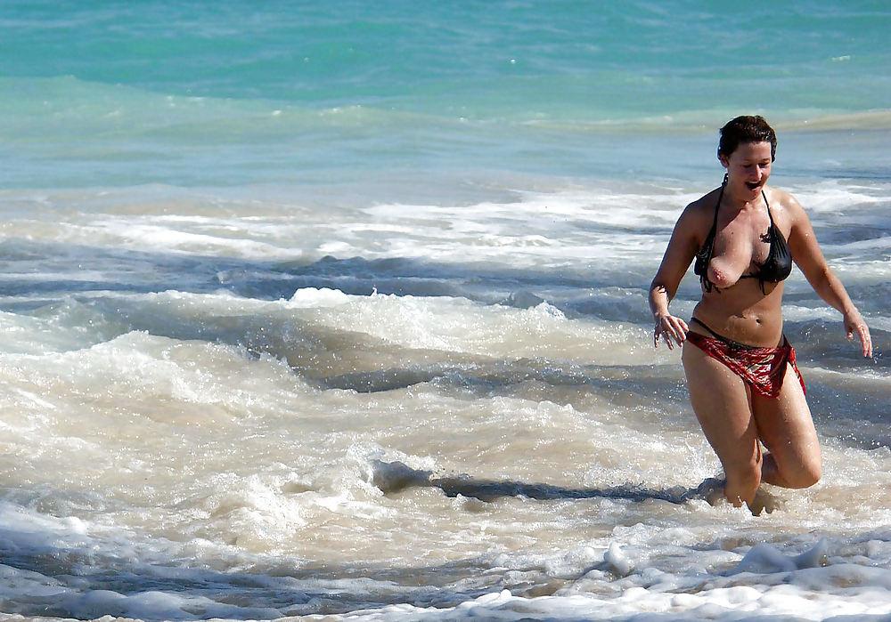 12P A Few Nip Slips On Vacation