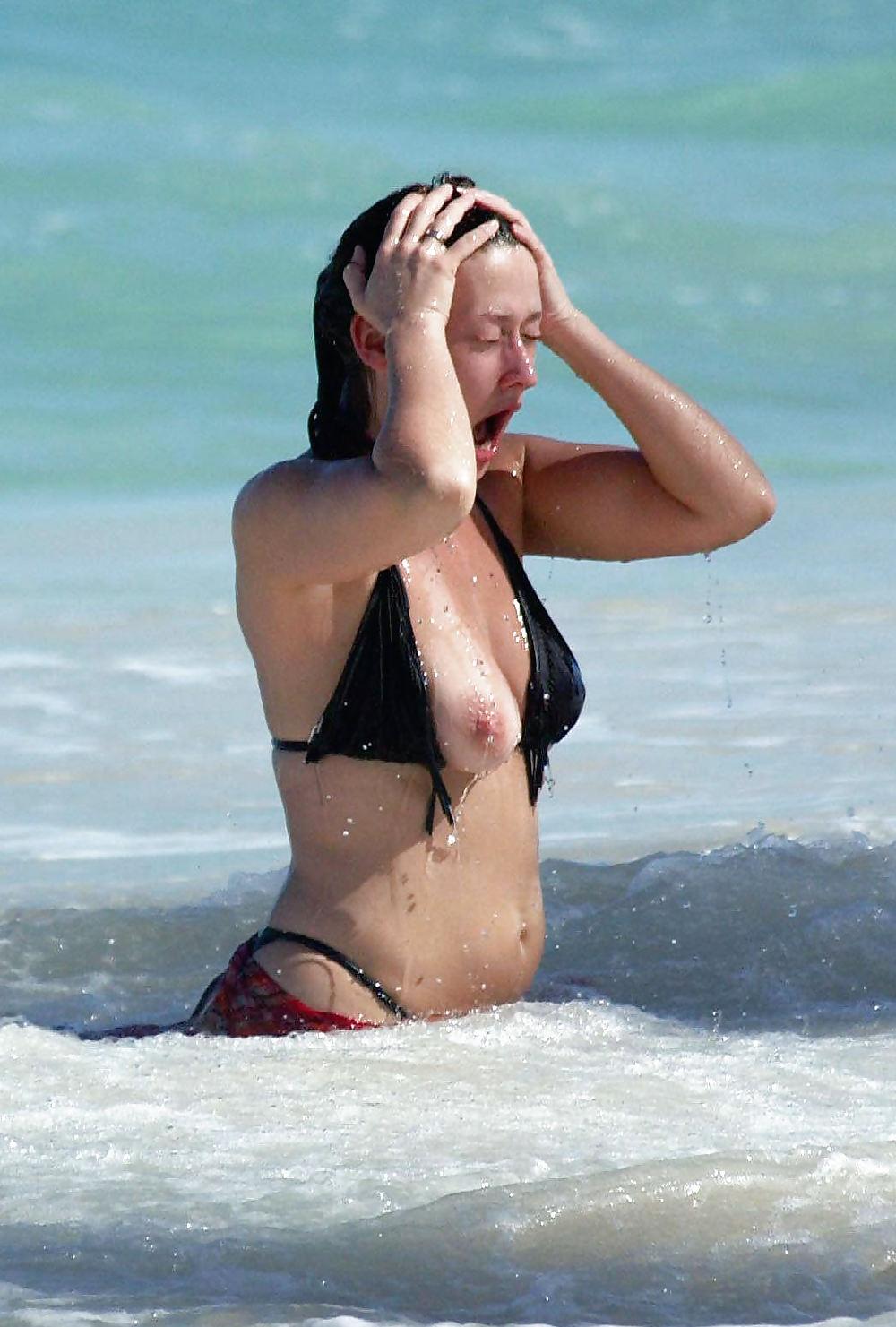 12P A Few Nip Slips On Vacation
