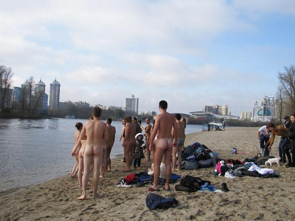 25P Nudist winter cold