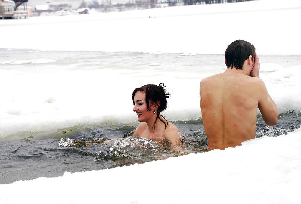 25P Nudist winter cold
