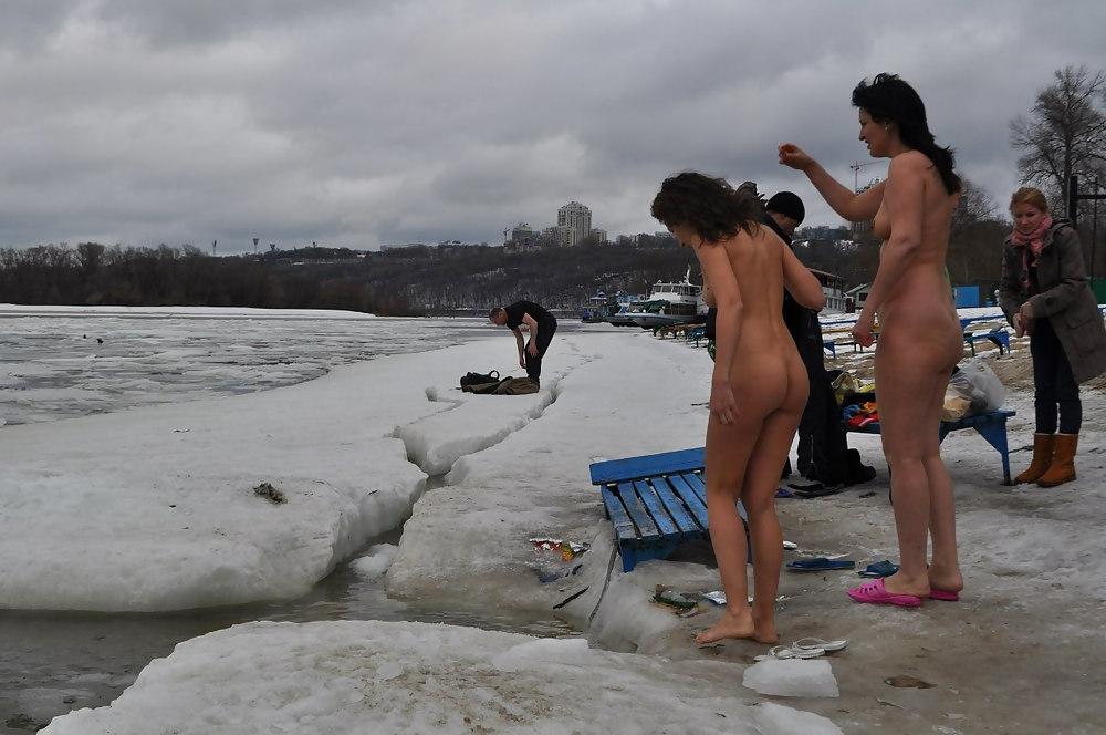 25P Nudist winter cold