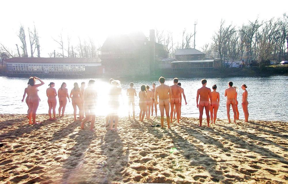 25P Nudist winter cold